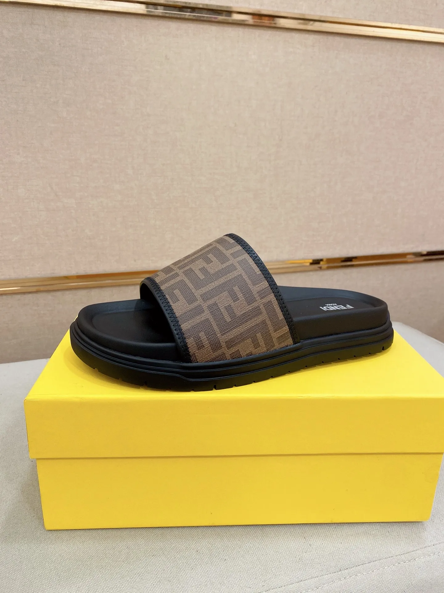 Factory price: 320💰 [Fendi Slippers] High-end brand of men's shoes, official website 1:1 latest masterpiece: original mold customization, the fabric is made of imported original materials, upgraded outsole, lighter and non-slip. The market's top quality, simple yet tasteful, a must-have for fashionistas, fashionable at your feet, full of confidence, the same style at the counter 👍The season of summer slippers is here. Code: 38-44 (45 is custom-made and cannot be returned or exchanged)